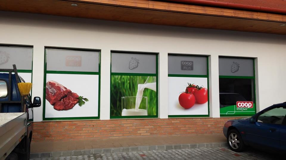 Kirakat dekoráció a vevőt hozó fóliázás