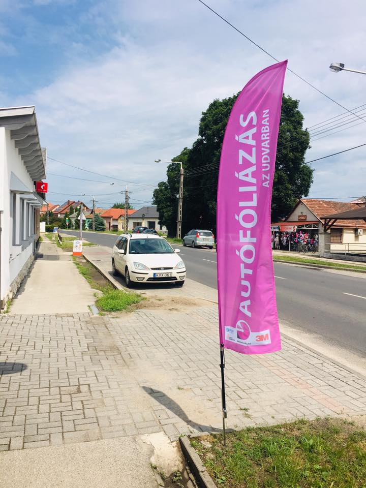 Uszony alakú strandzászló L méretben, 85×440 cm kültéri reklámzászló