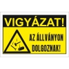Vigyázat! Az állványon dolgoznak!